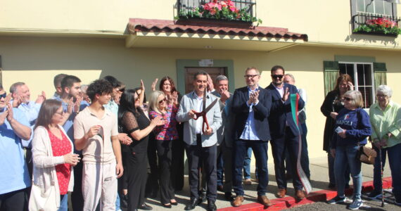 Vince Mottola Jr. cuts the ribbon for the 50th anniversary of Vince’s Italian Restaurant and Pizzeria on Sunset Boulevard in Renton. Photo by Bailey Jo Josie/Sound Publishing