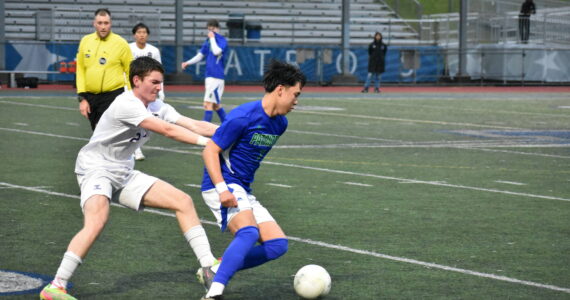 Lake Washington gives Kellan Kobata a push from behind. Ben Ray / The Reporter