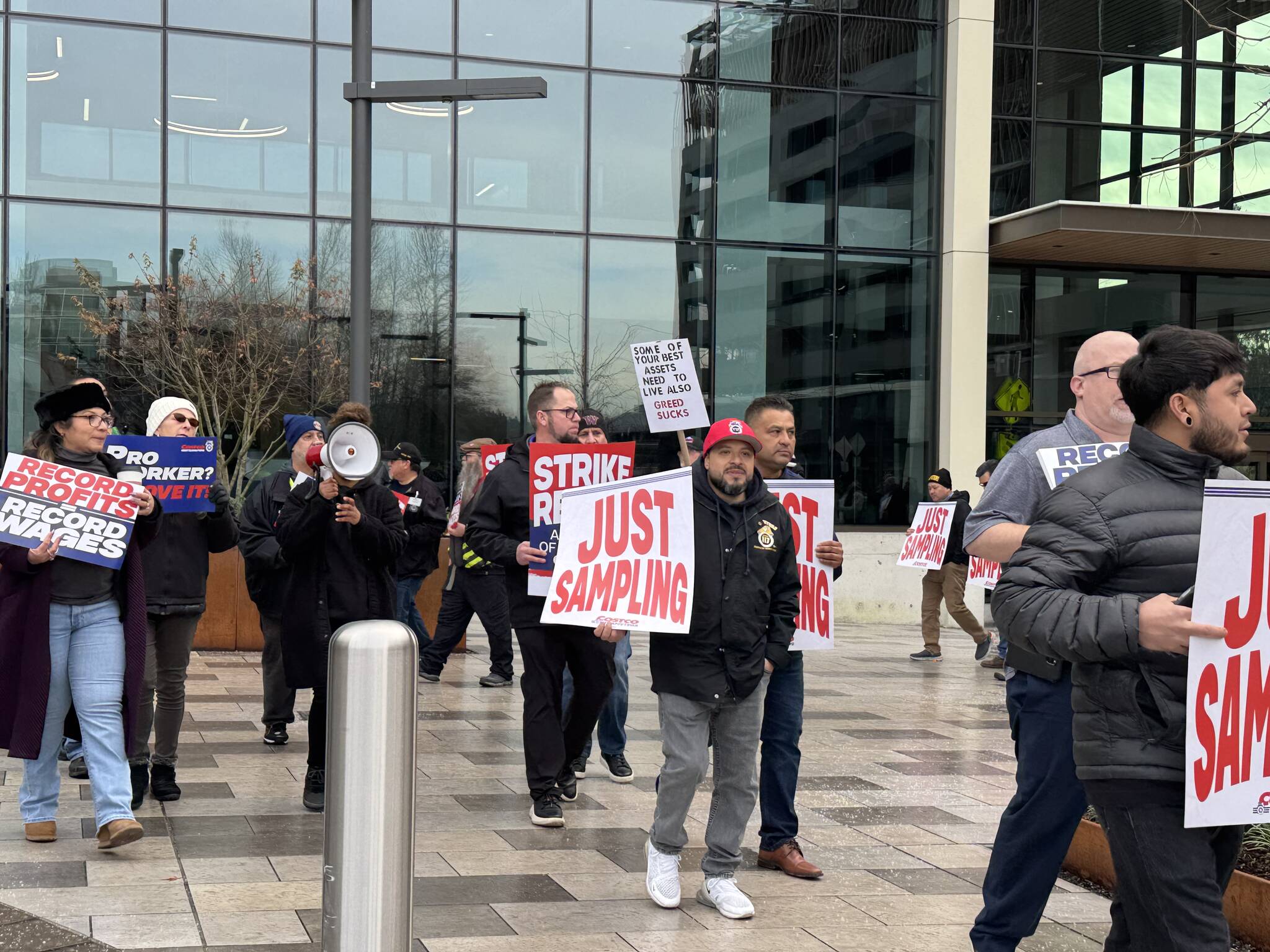 Members of the Costco Teamsters union rally outside Costco’s Issaquah headquarters, Jan. 23, 2025. (Grace Gorenflo/Valley Record)
