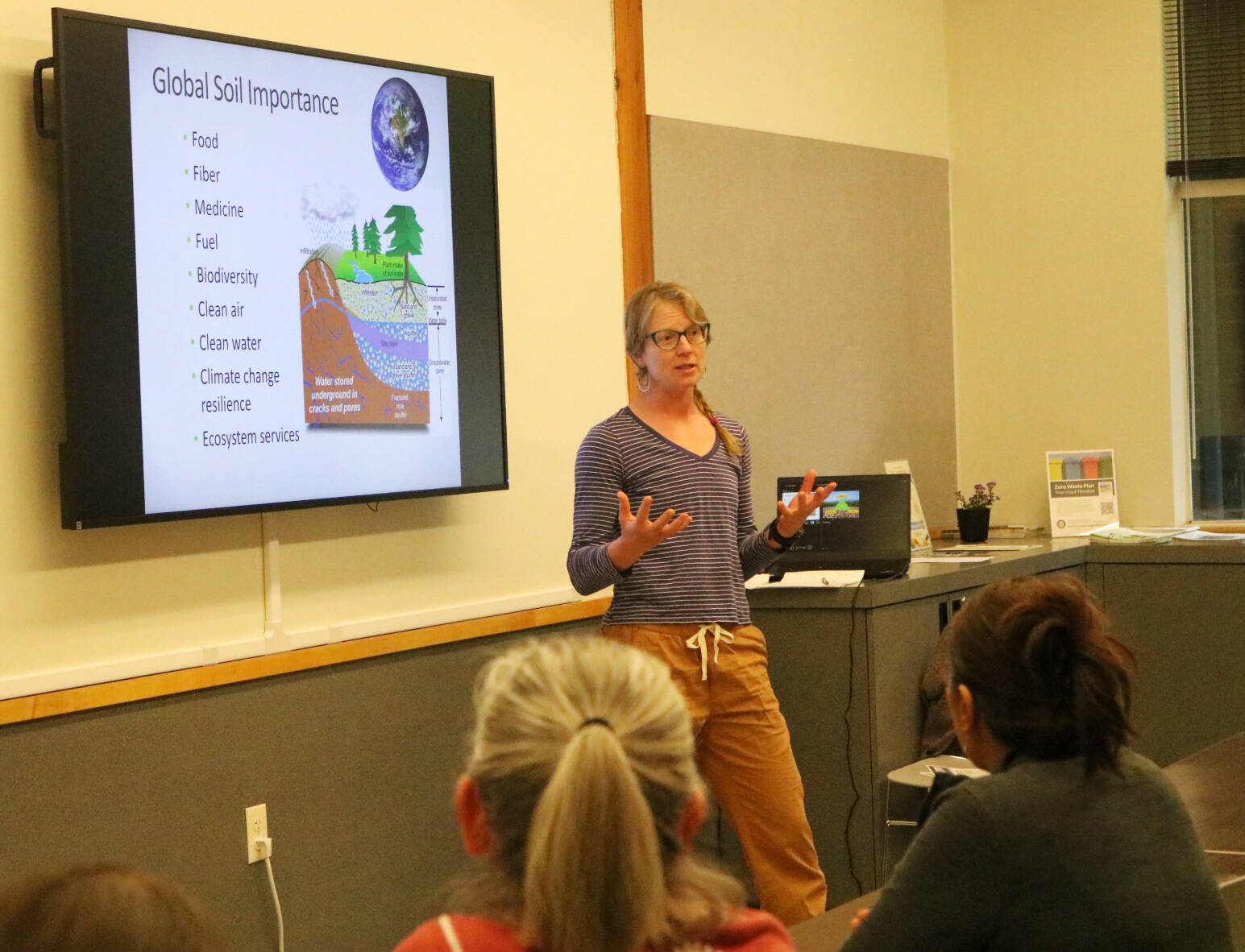 Elizabeth (Ea) Murphy presents at the first class of Renton’s 2025 gardening series. Photo by Bailey Jo Josie/Sound Publishing