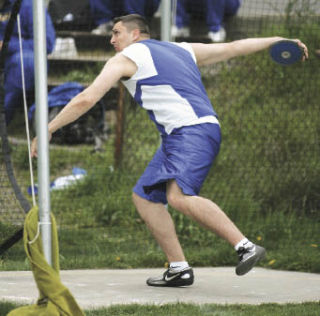 Hazen’s Andrey Levkiv throws discus Friday at Highline.